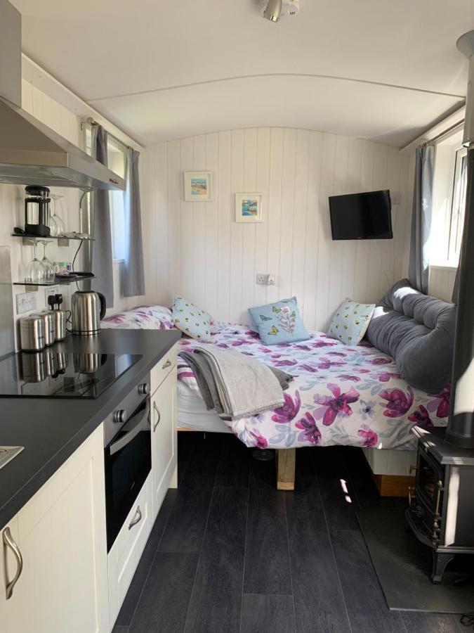 Tides Reach, Deluxe Shepherds Hut 1, 100M From The Beach Saint Merryn Luaran gambar