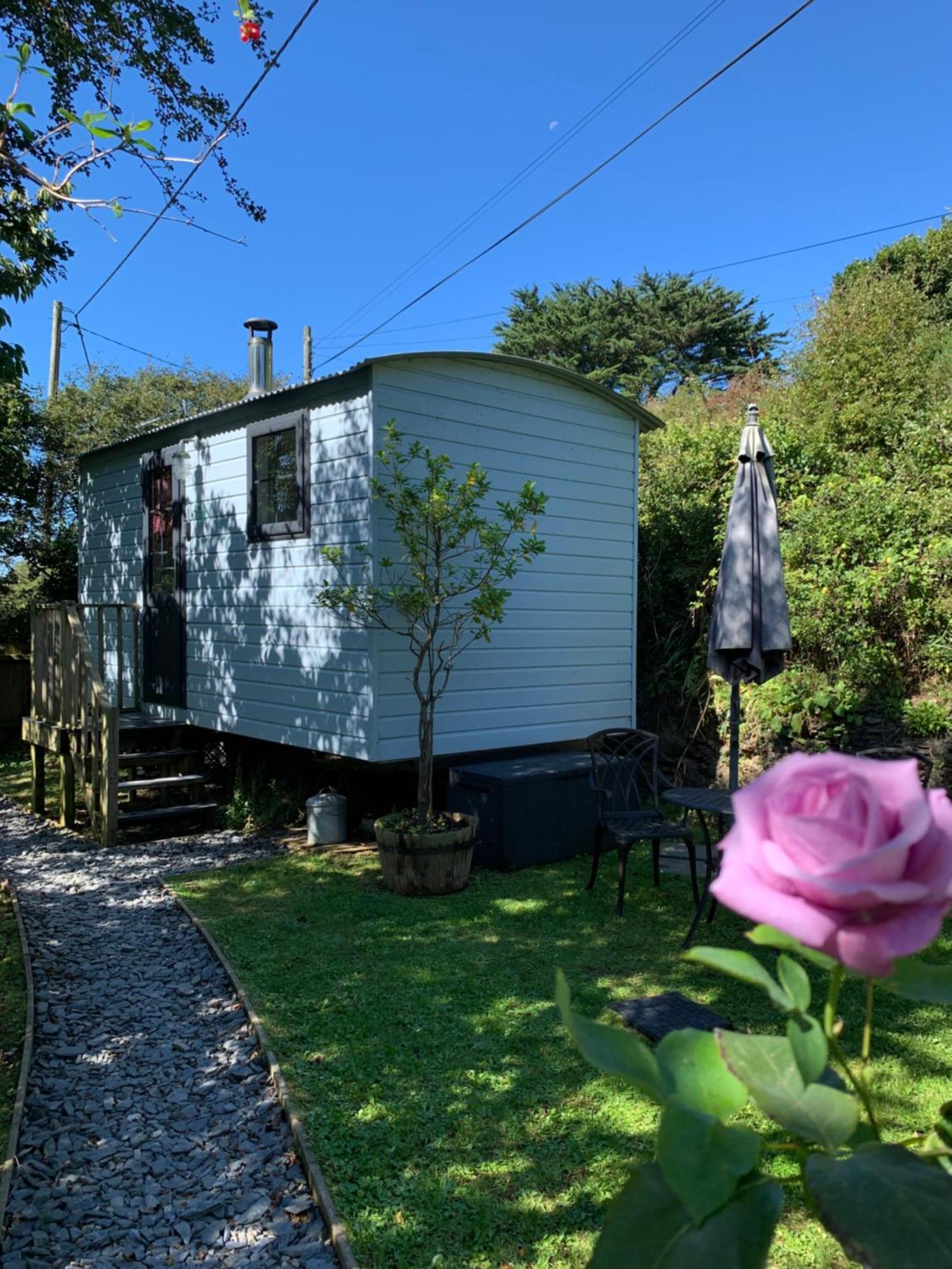 Tides Reach, Deluxe Shepherds Hut 1, 100M From The Beach Saint Merryn Luaran gambar